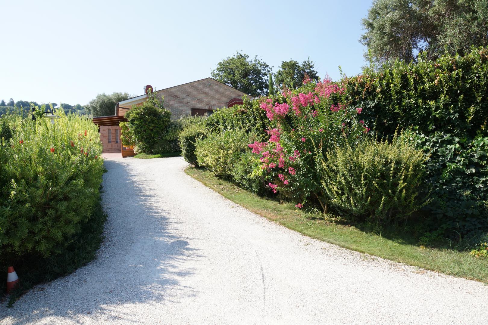 Prestigious villa in a splendid hilly position in Potenza Picena with sea view, olive grove, swimming pool and dependence.