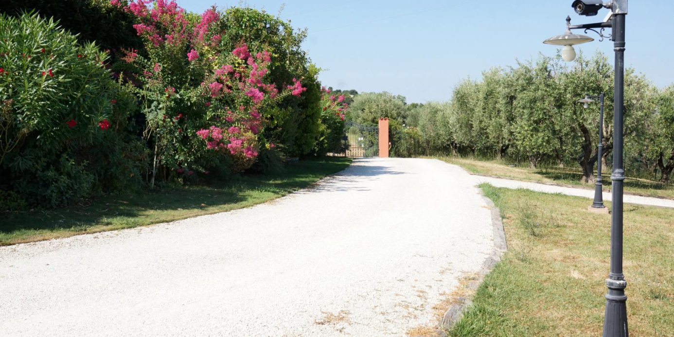Prestigious villa in a splendid hilly position in Potenza Picena with sea view, olive grove, swimming pool and dependence.