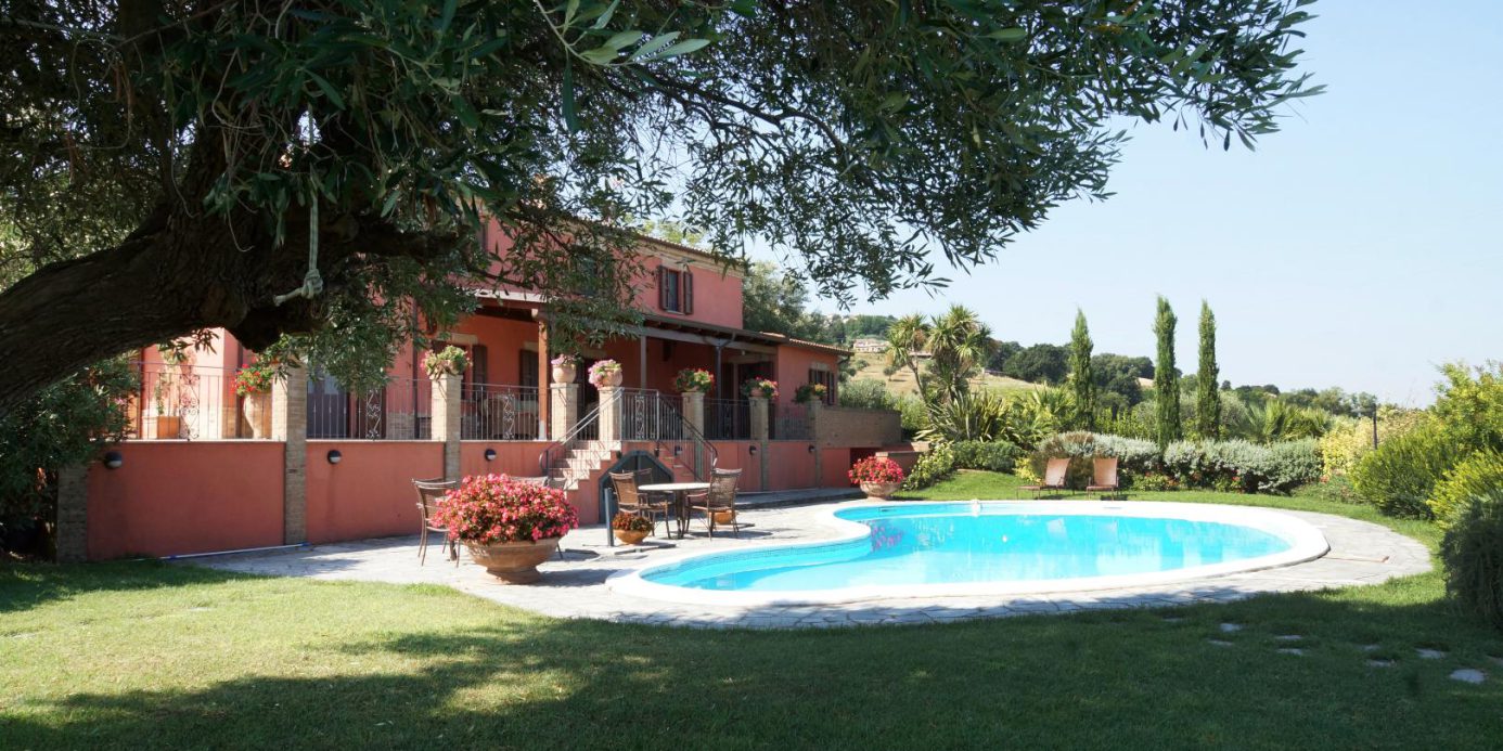 Prestigious villa in a splendid hilly position in Potenza Picena with sea view, olive grove, swimming pool and dependence.