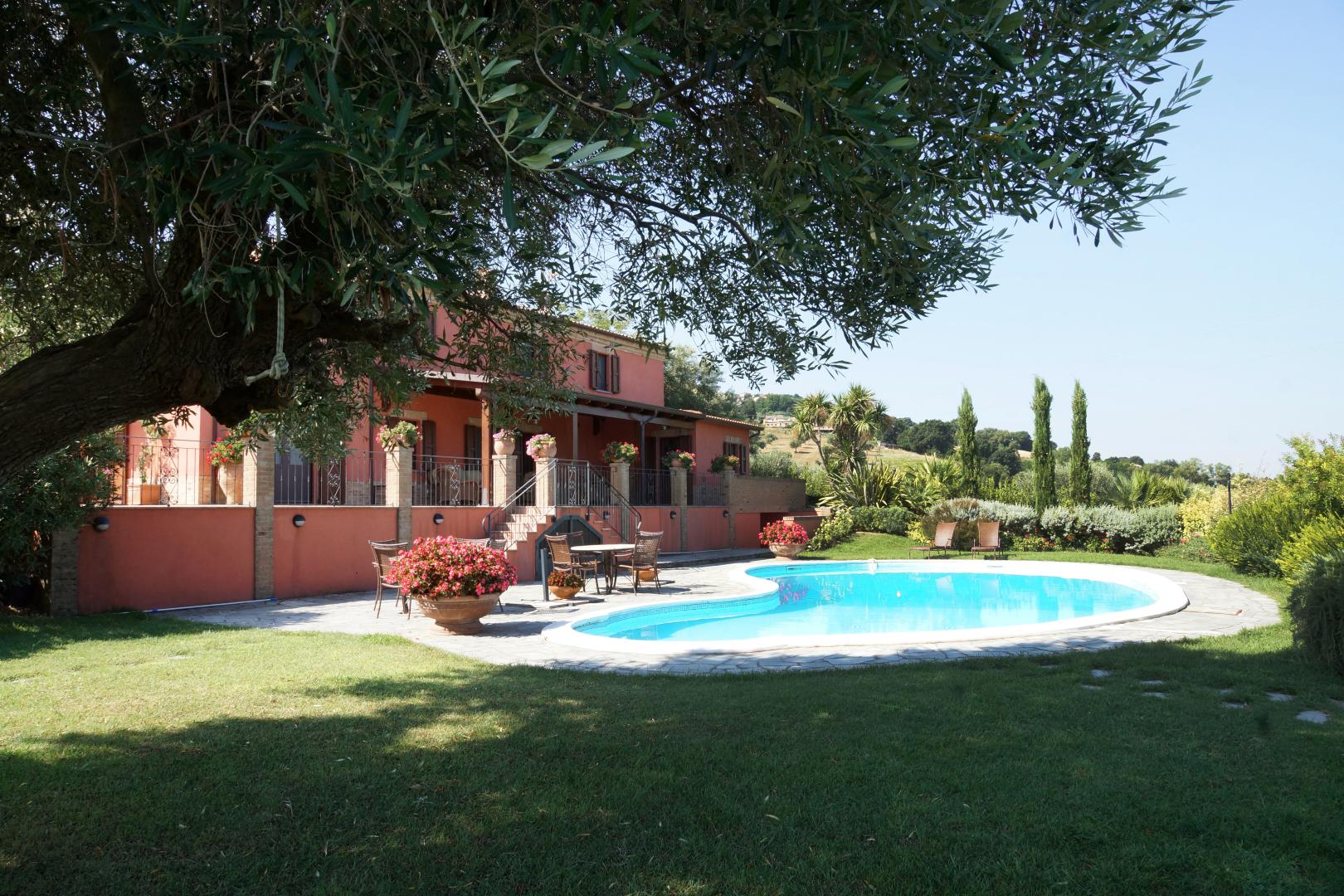 Prestigious villa in a splendid hilly position in Potenza Picena with sea view, olive grove, swimming pool and dependence.