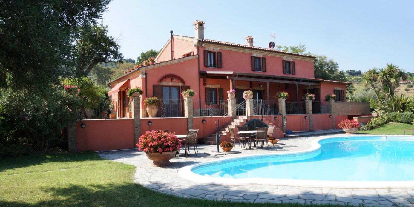 Prestigious villa in a splendid hilly position in Potenza Picena with sea view, olive grove, swimming pool and dependence.