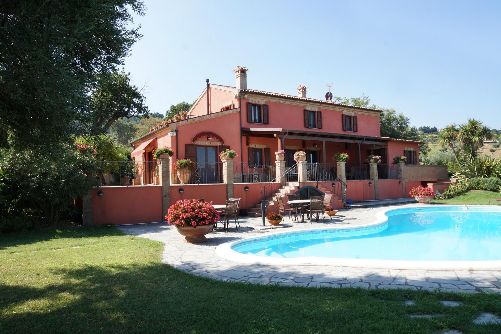 Prestigious villa in a splendid hilly position in Potenza Picena with sea view, olive grove, swimming pool and dependence.