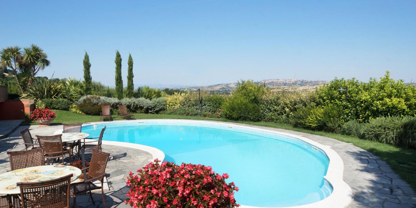 Prestigious villa in a splendid hilly position in Potenza Picena with sea view, olive grove, swimming pool and dependence.