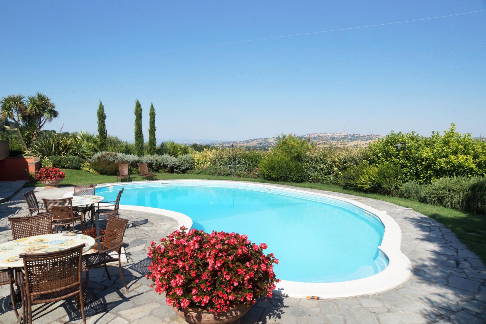 Prestigious villa in a splendid hilly position in Potenza Picena with sea view, olive grove, swimming pool and dependence.