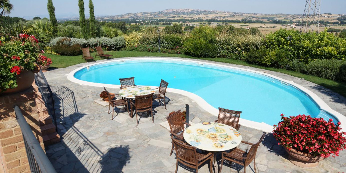 Prestigious villa in a splendid hilly position in Potenza Picena with sea view, olive grove, swimming pool and dependence.