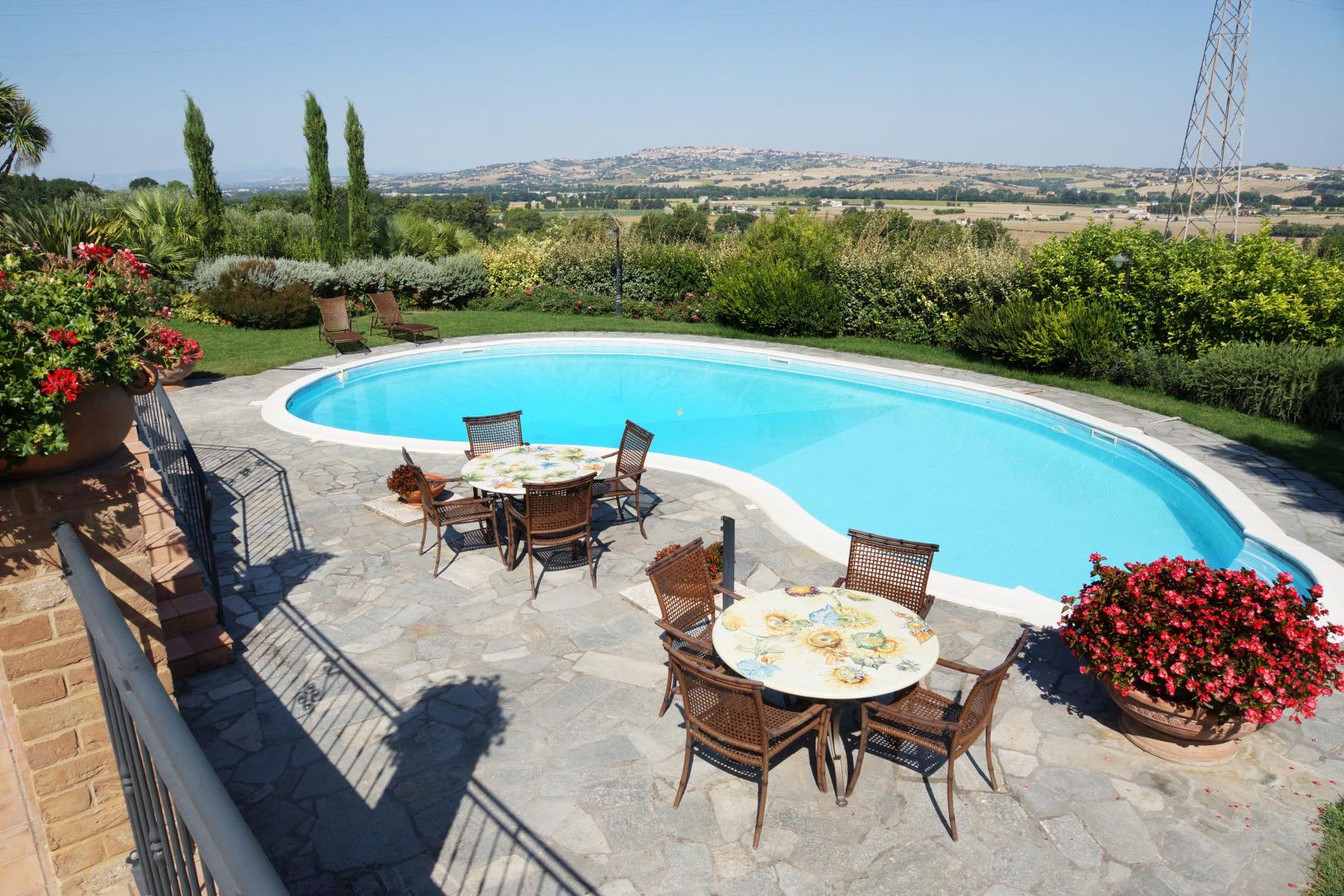Prestigious villa in a splendid hilly position in Potenza Picena with sea view, olive grove, swimming pool and dependence.