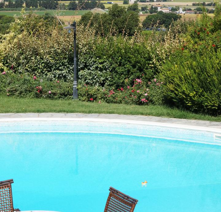 Prestigious villa in a splendid hilly position in Potenza Picena with sea view, olive grove, swimming pool and dependence.