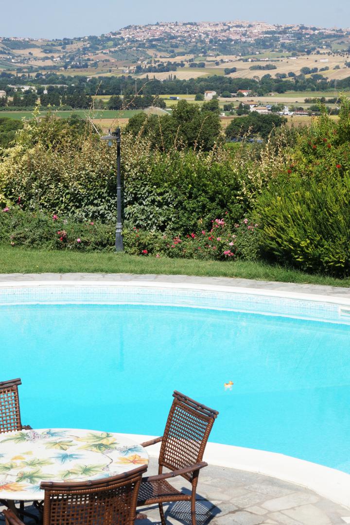 Prestigious villa in a splendid hilly position in Potenza Picena with sea view, olive grove, swimming pool and dependence.