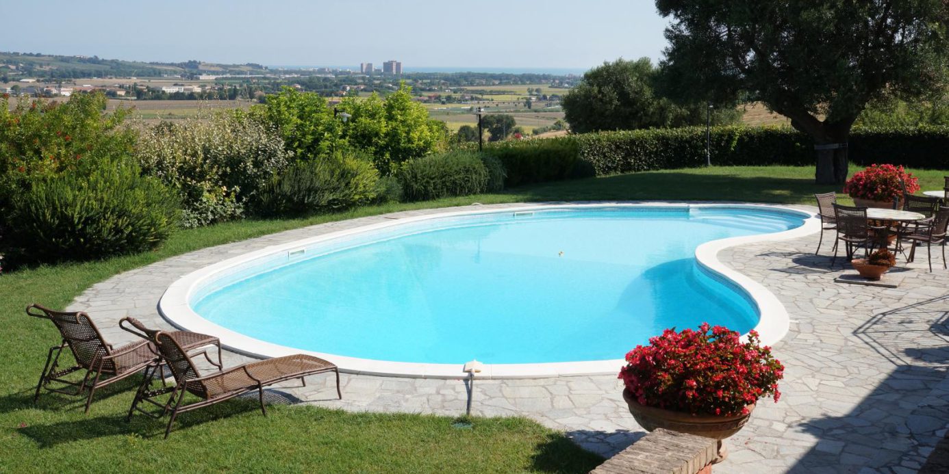 Prestigious villa in a splendid hilly position in Potenza Picena with sea view, olive grove, swimming pool and dependence.
