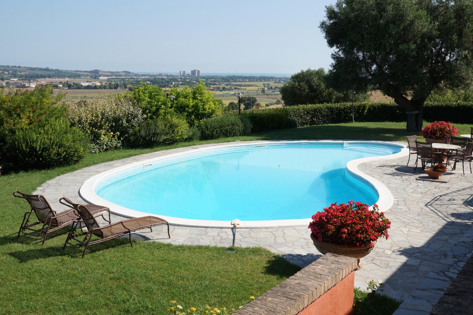Prestigious villa in a splendid hilly position in Potenza Picena with sea view, olive grove, swimming pool and dependence.