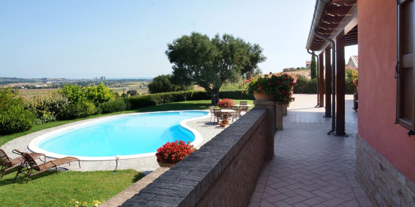 Prestigious villa in a splendid hilly position in Potenza Picena with sea view, olive grove, swimming pool and dependence.