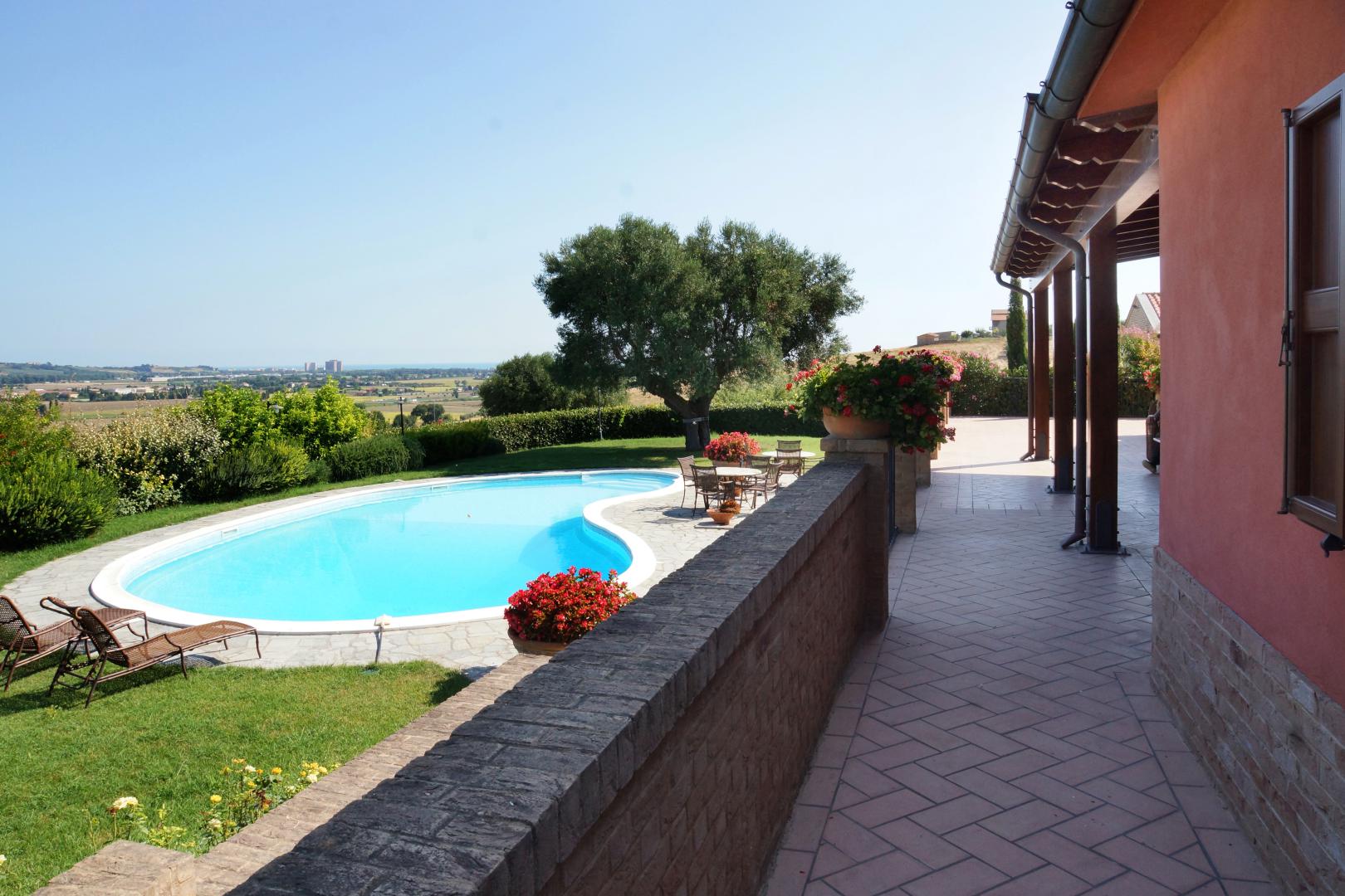 Prestigious villa in a splendid hilly position in Potenza Picena with sea view, olive grove, swimming pool and dependence.