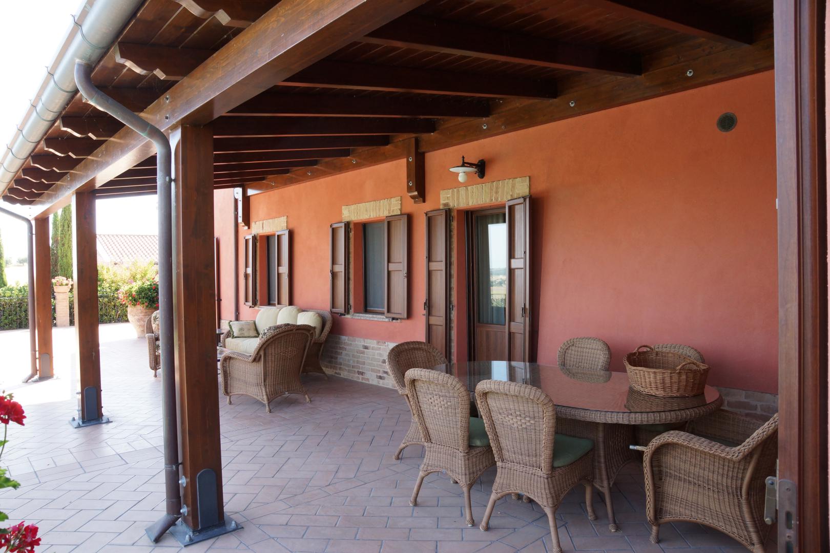 Prestigious villa in a splendid hilly position in Potenza Picena with sea view, olive grove, swimming pool and dependence.