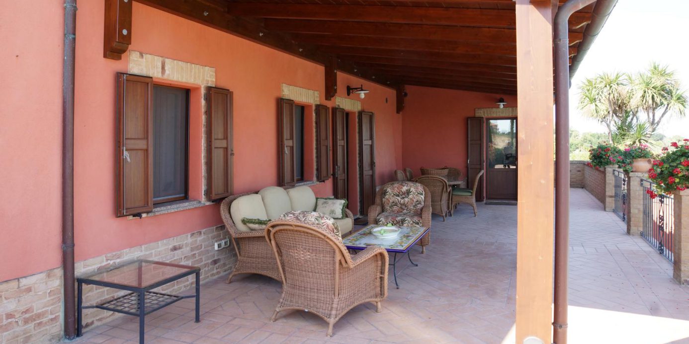 Prestigious villa in a splendid hilly position in Potenza Picena with sea view, olive grove, swimming pool and dependence.