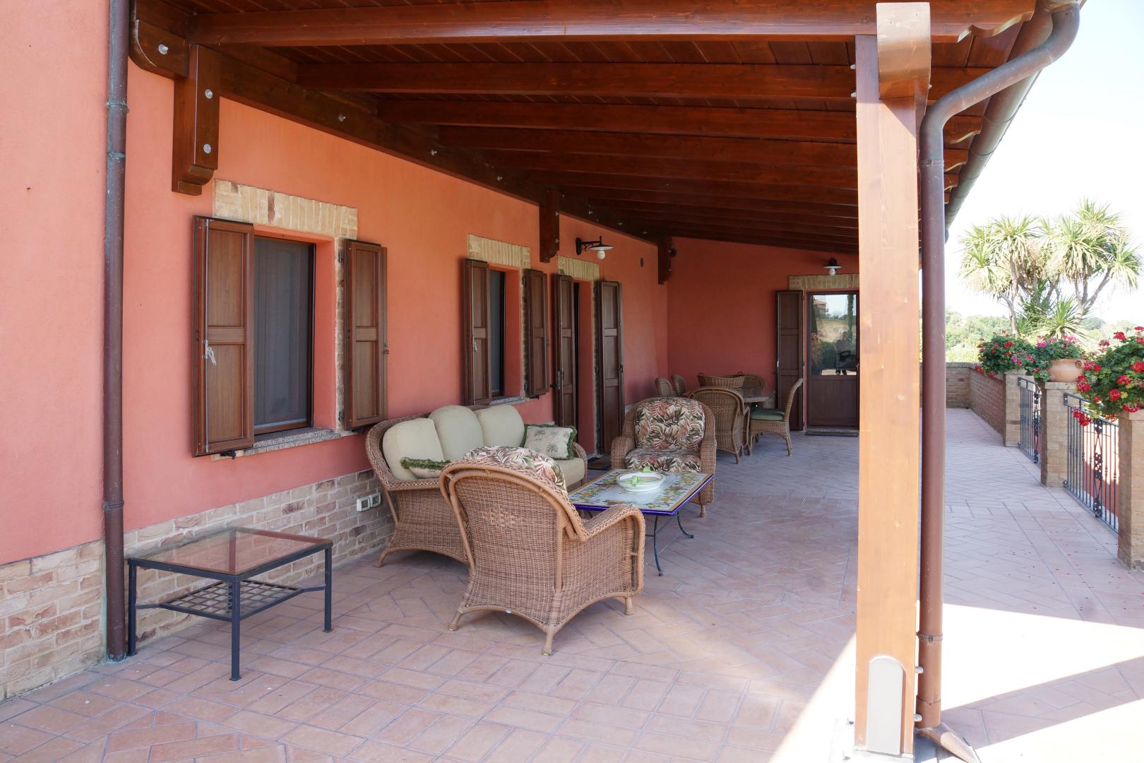 Prestigious villa in a splendid hilly position in Potenza Picena with sea view, olive grove, swimming pool and dependence.