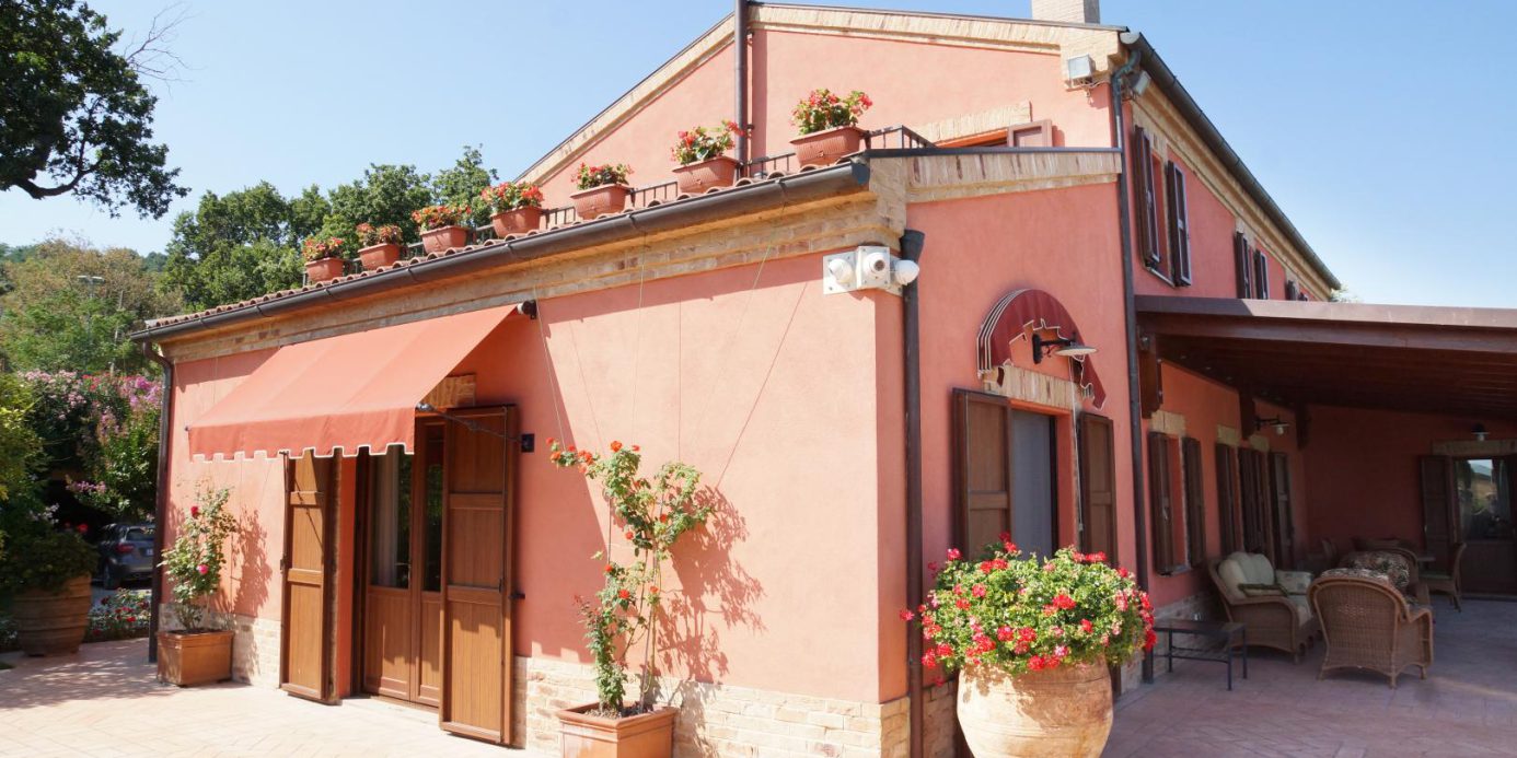 Prestigious villa in a splendid hilly position in Potenza Picena with sea view, olive grove, swimming pool and dependence.