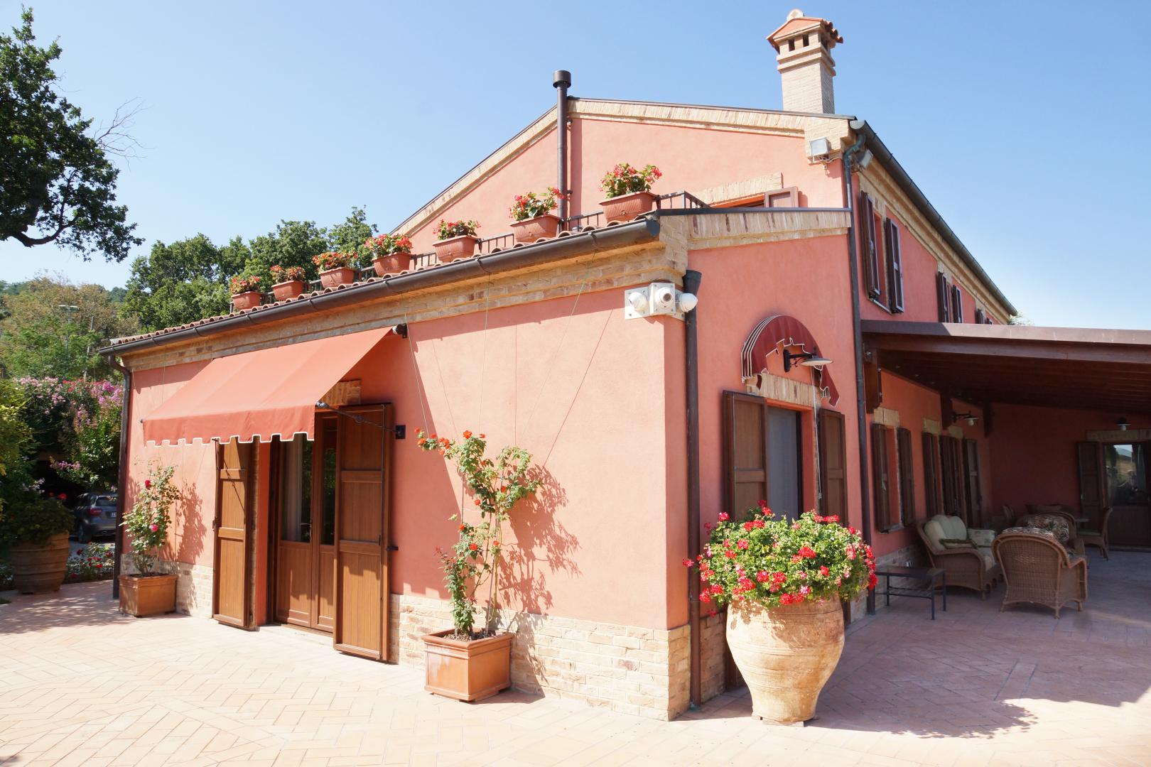 Prestigious villa in a splendid hilly position in Potenza Picena with sea view, olive grove, swimming pool and dependence.