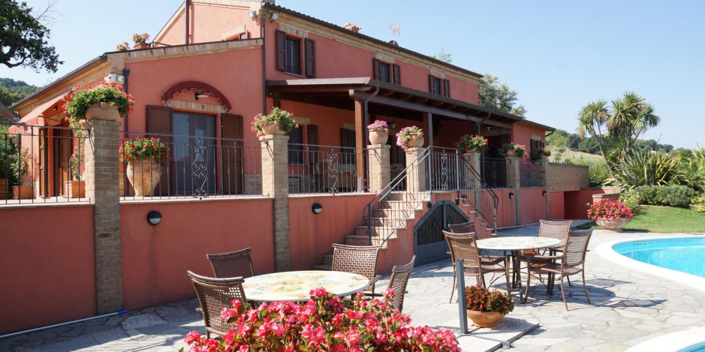 Prestigious villa in a splendid hilly position in Potenza Picena with sea view, olive grove, swimming pool and dependence.