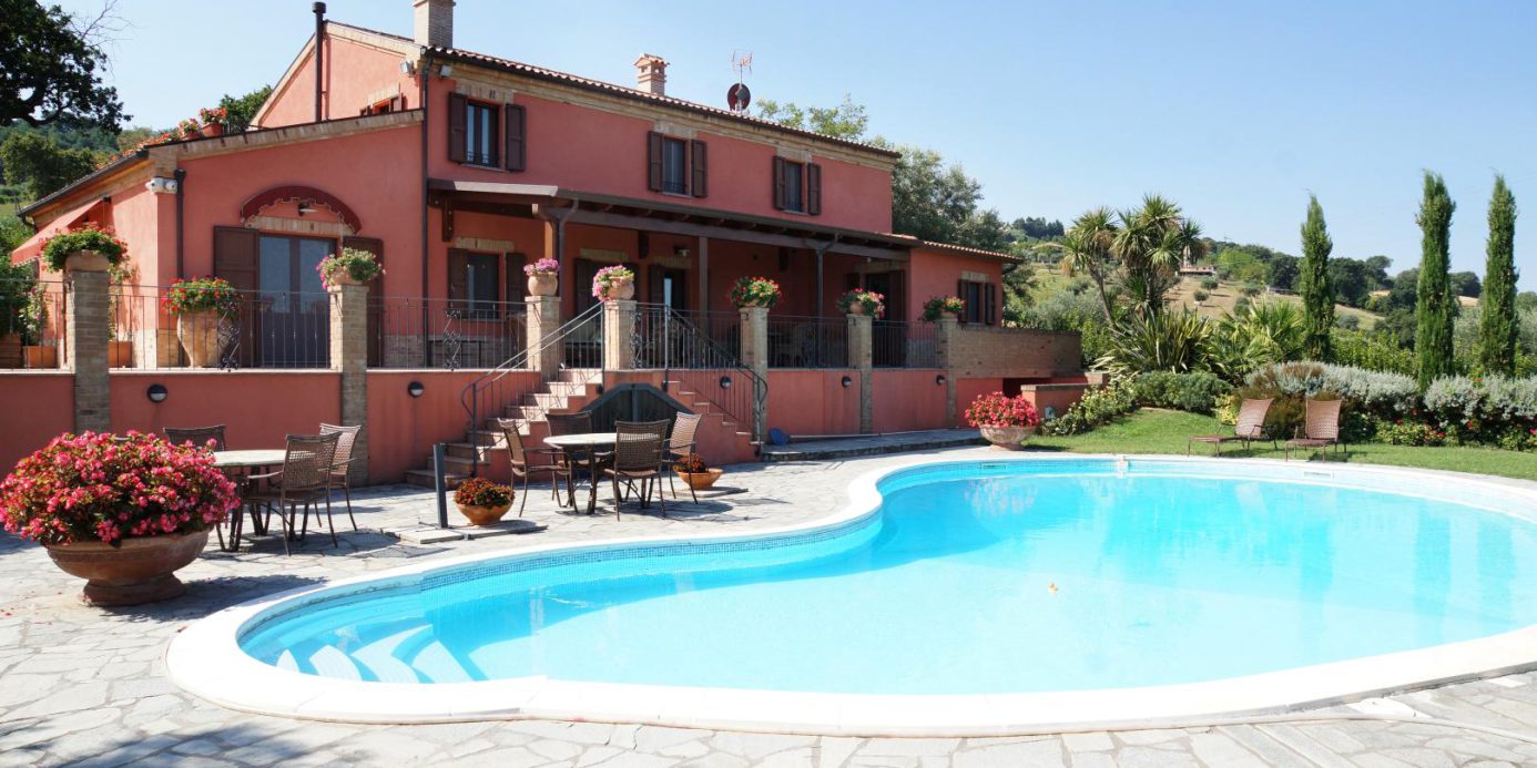 Prestigious villa in a splendid hilly position in Potenza Picena with sea view, olive grove, swimming pool and dependence.