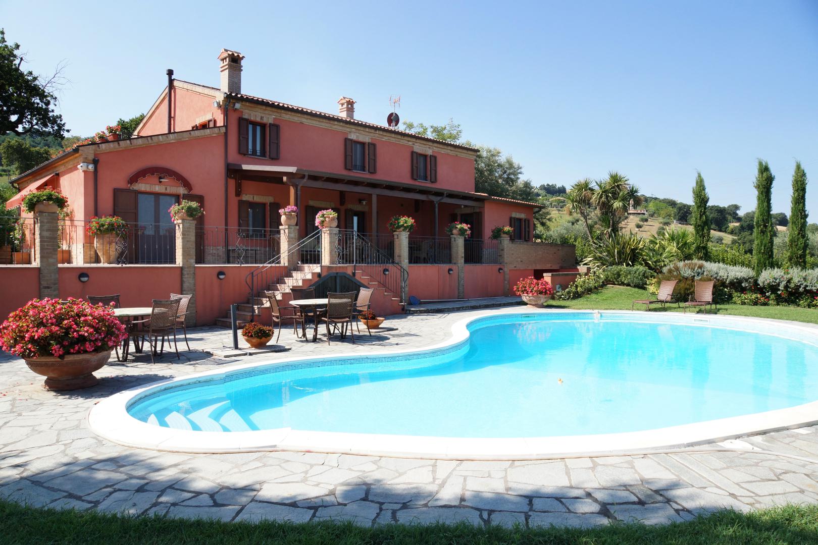 Prestigious villa in a splendid hilly position in Potenza Picena with sea view, olive grove, swimming pool and dependence.