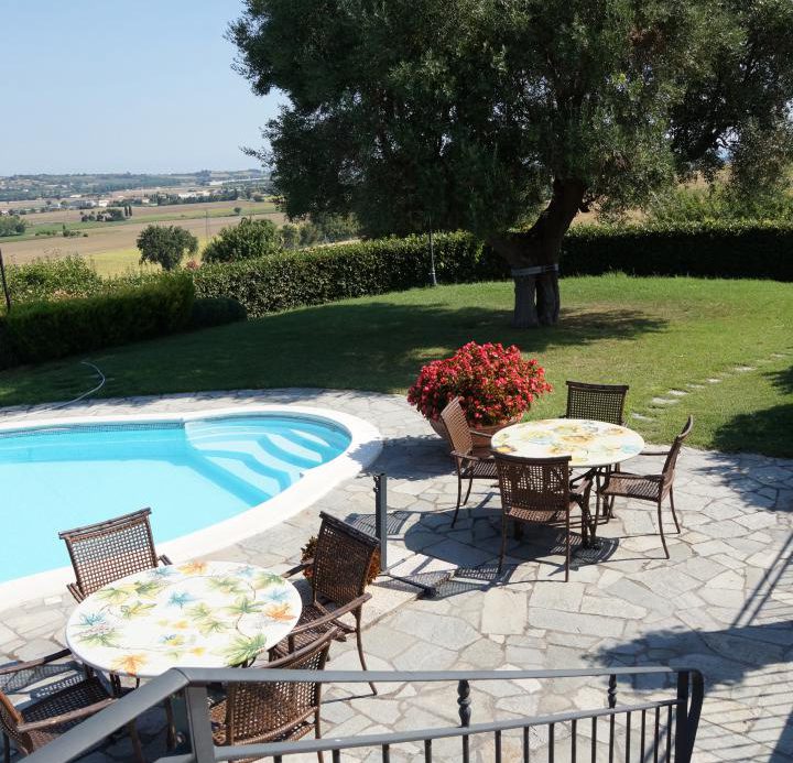 Prestigious villa in a splendid hilly position in Potenza Picena with sea view, olive grove, swimming pool and dependence.