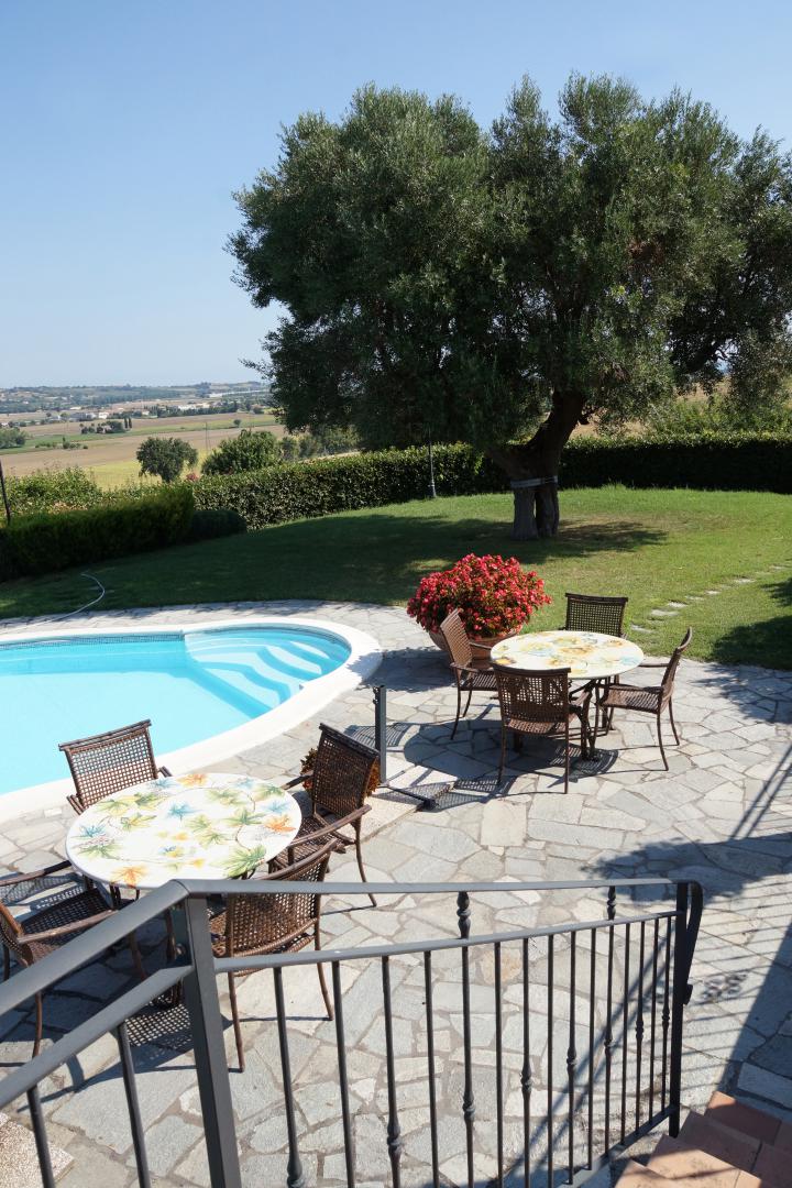 Prestigious villa in a splendid hilly position in Potenza Picena with sea view, olive grove, swimming pool and dependence.