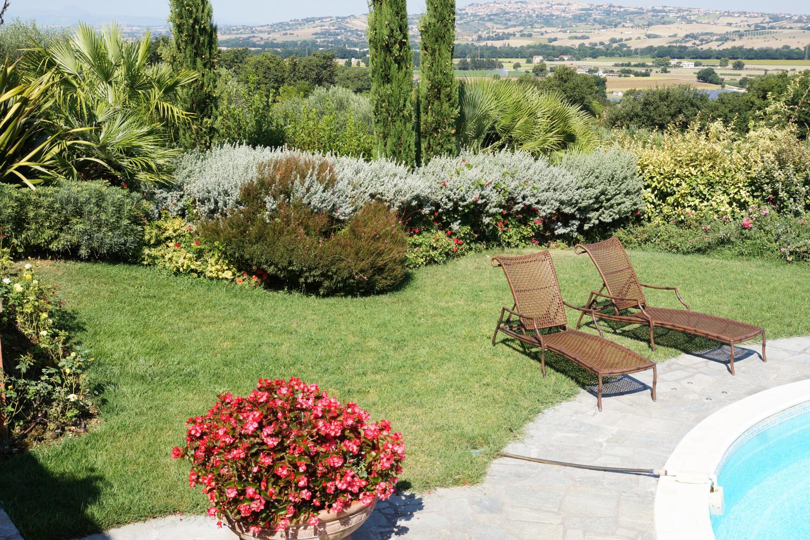 Prestigious villa in a splendid hilly position in Potenza Picena with sea view, olive grove, swimming pool and dependence.