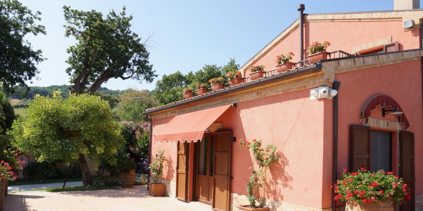 Prestigious villa in a splendid hilly position in Potenza Picena with sea view, olive grove, swimming pool and dependence.