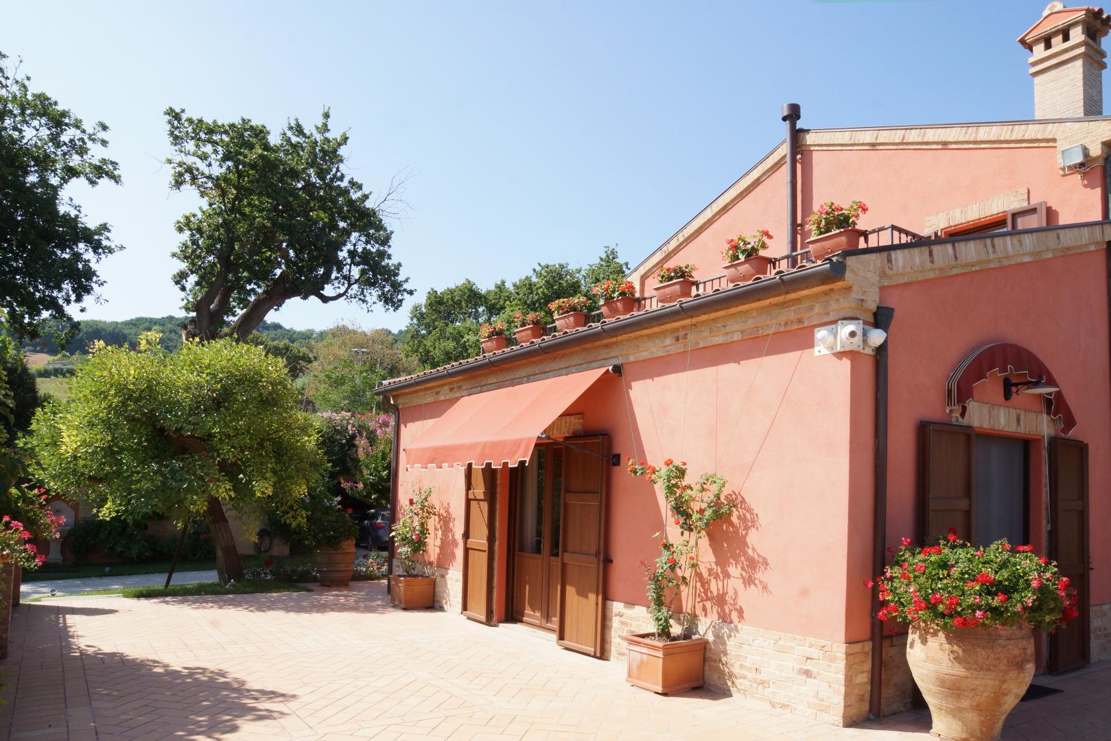 Prestigious villa in a splendid hilly position in Potenza Picena with sea view, olive grove, swimming pool and dependence.