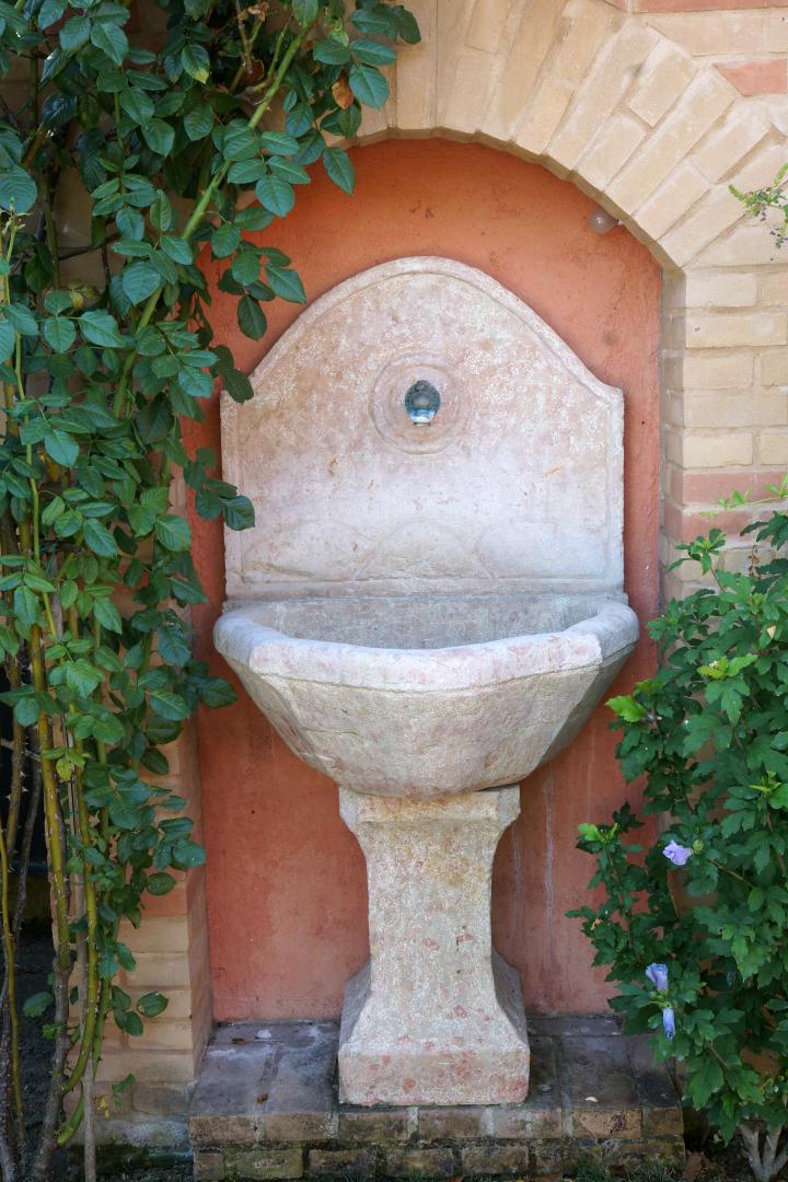 Prestigious villa in a splendid hilly position in Potenza Picena with sea view, olive grove, swimming pool and dependence.