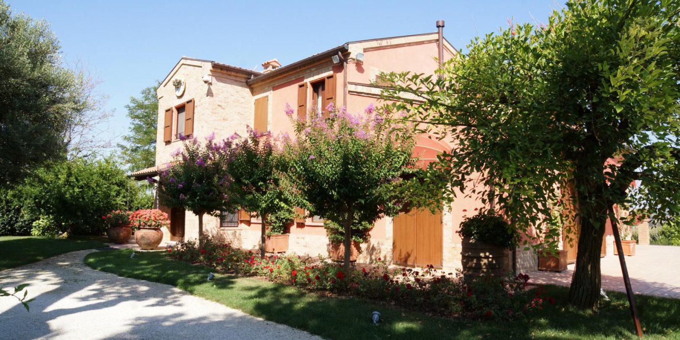 Prestigious villa in a splendid hilly position in Potenza Picena with sea view, olive grove, swimming pool and dependence.