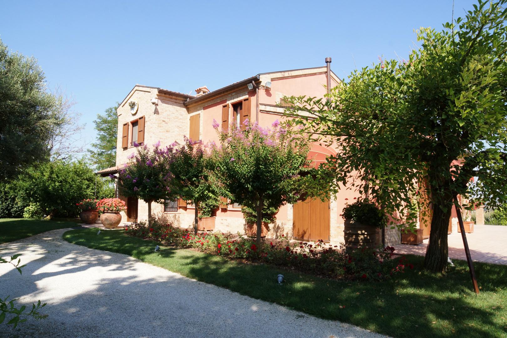 Prestigious villa in a splendid hilly position in Potenza Picena with sea view, olive grove, swimming pool and dependence.