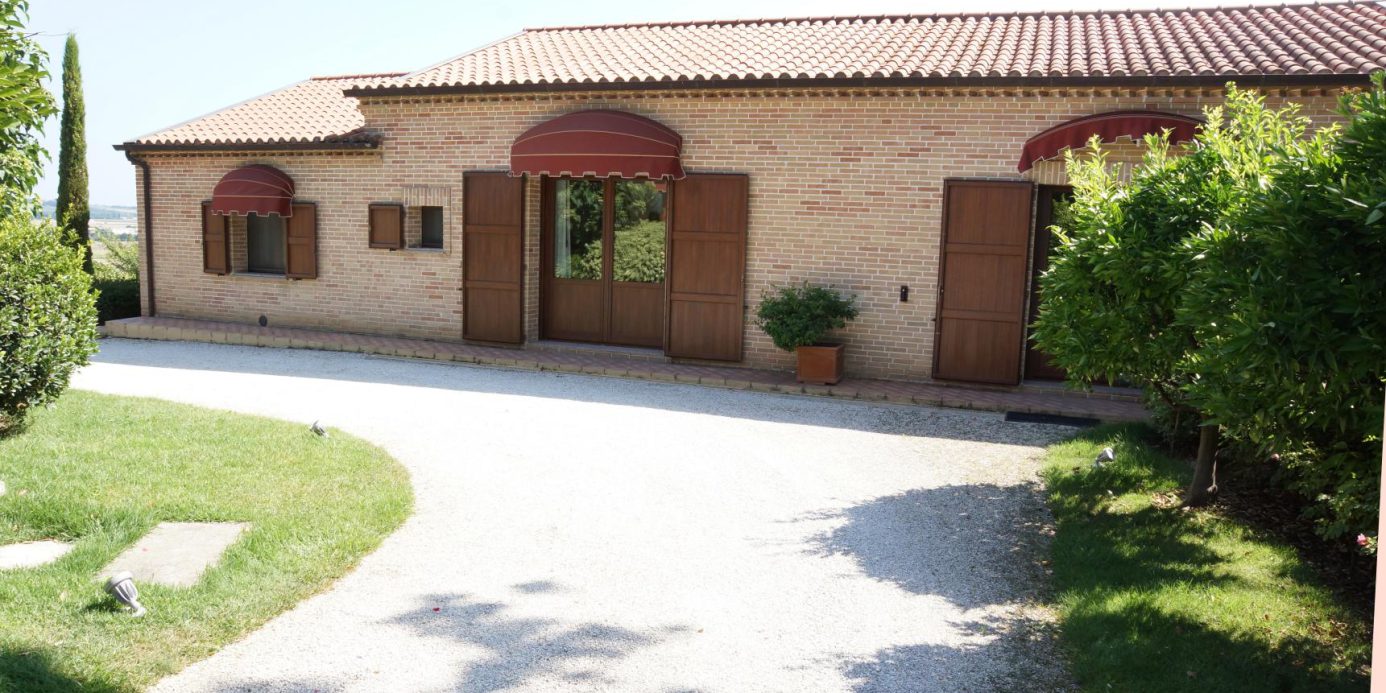 Prestigious villa in a splendid hilly position in Potenza Picena with sea view, olive grove, swimming pool and dependence.