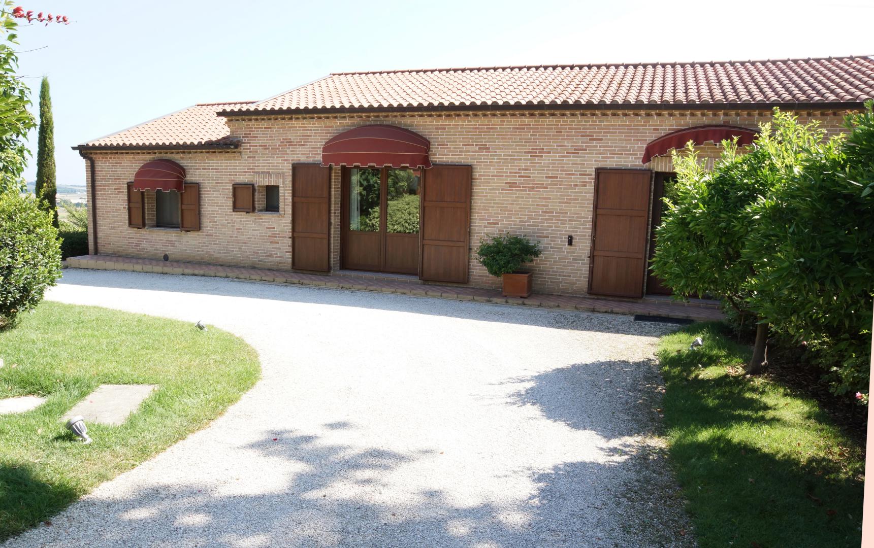 Prestigious villa in a splendid hilly position in Potenza Picena with sea view, olive grove, swimming pool and dependence.