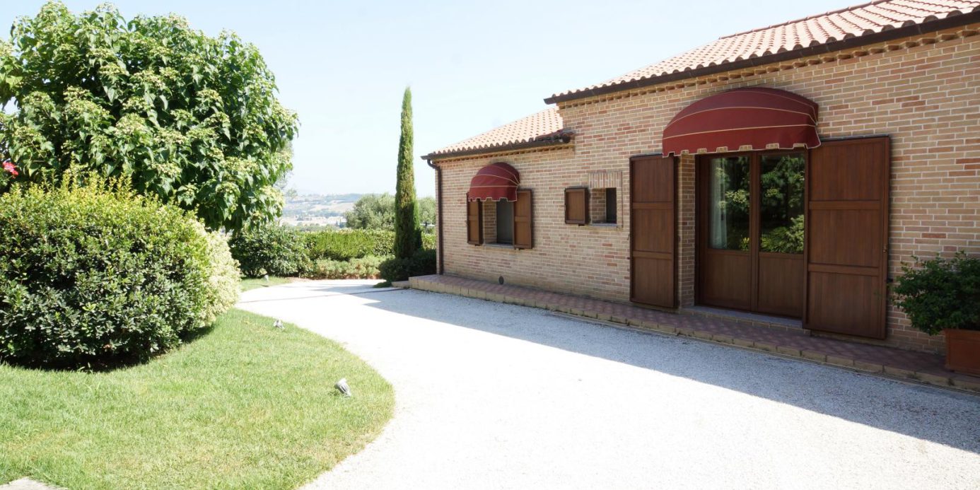 Prestigious villa in a splendid hilly position in Potenza Picena with sea view, olive grove, swimming pool and dependence.