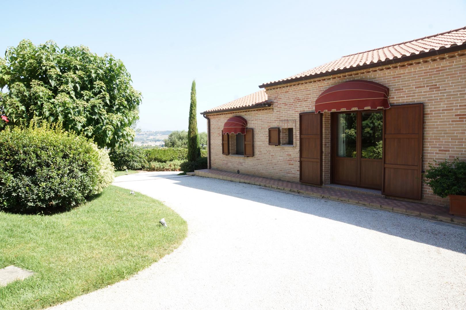 Prestigious villa in a splendid hilly position in Potenza Picena with sea view, olive grove, swimming pool and dependence.