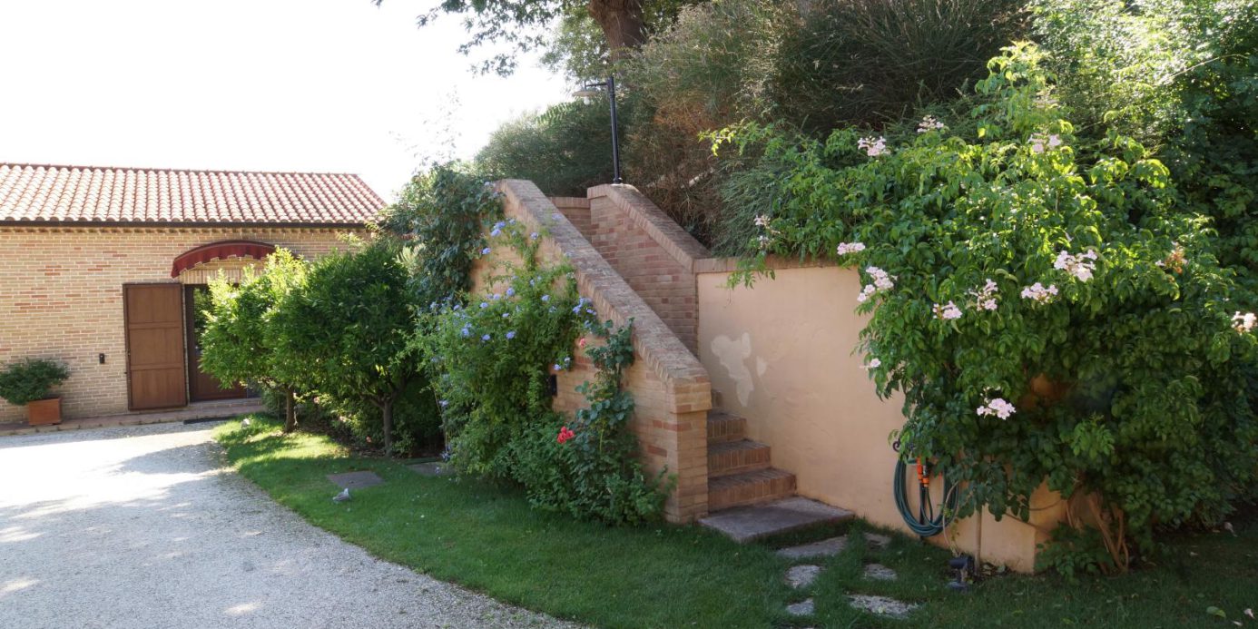 Prestigious villa in a splendid hilly position in Potenza Picena with sea view, olive grove, swimming pool and dependence.
