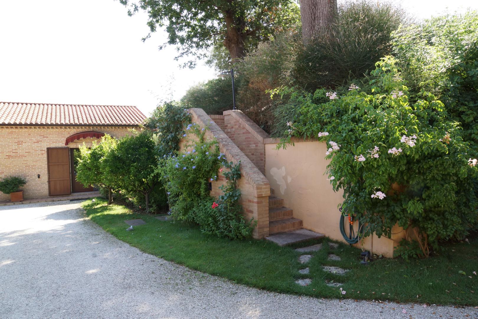 Prestigious villa in a splendid hilly position in Potenza Picena with sea view, olive grove, swimming pool and dependence.