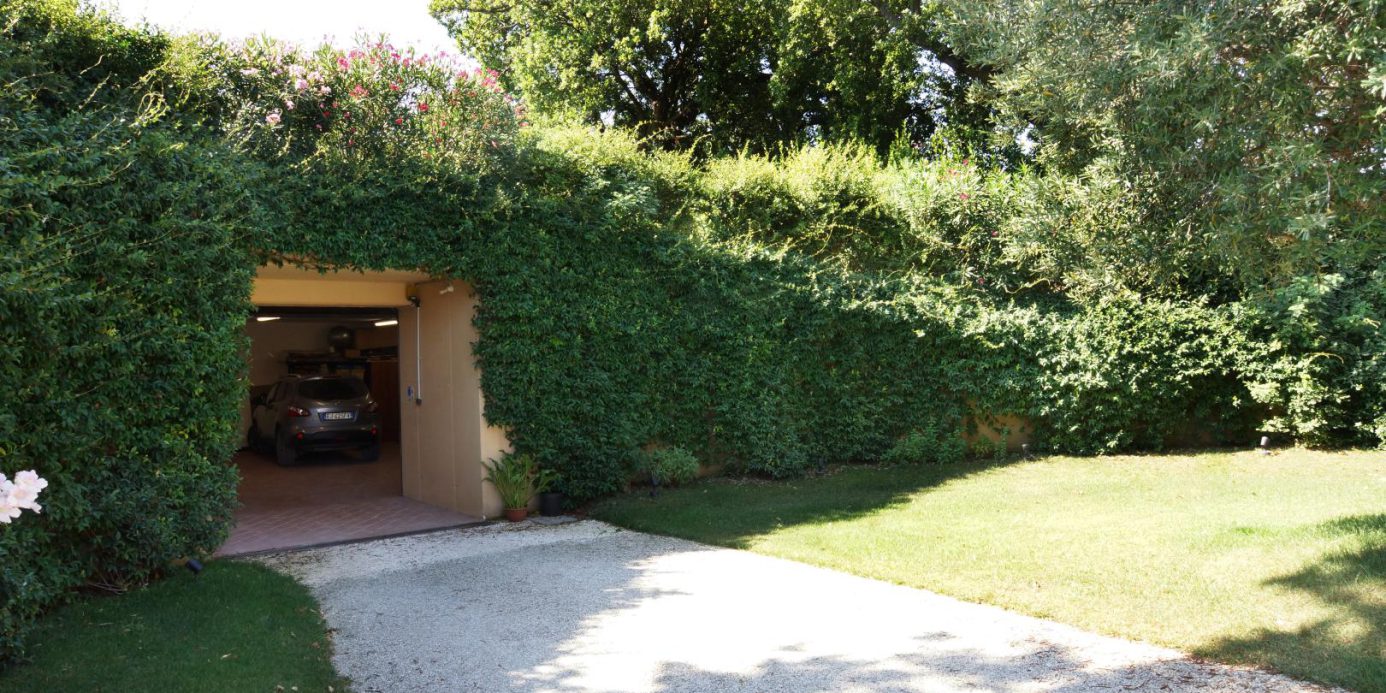 Prestigious villa in a splendid hilly position in Potenza Picena with sea view, olive grove, swimming pool and dependence.