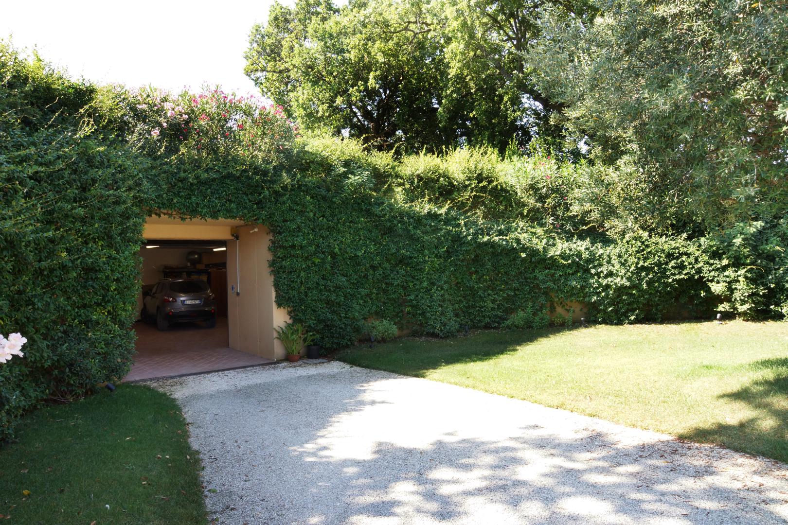 Prestigious villa in a splendid hilly position in Potenza Picena with sea view, olive grove, swimming pool and dependence.