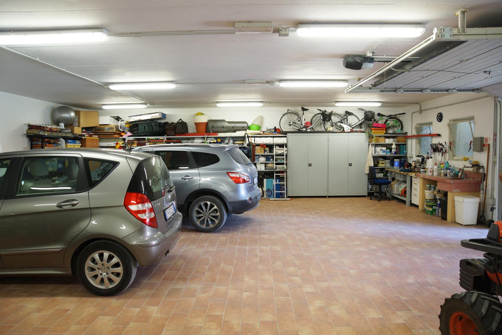 Prestigious villa in a splendid hilly position in Potenza Picena with sea view, olive grove, swimming pool and dependence.