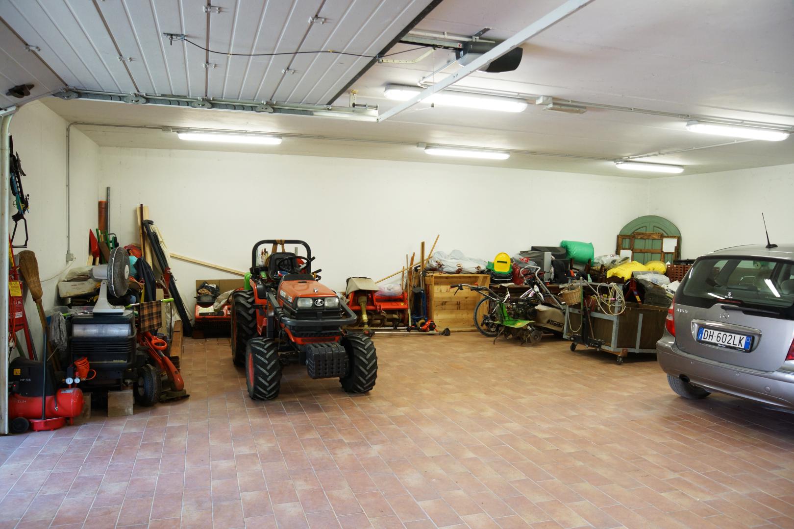 Prestigious villa in a splendid hilly position in Potenza Picena with sea view, olive grove, swimming pool and dependence.