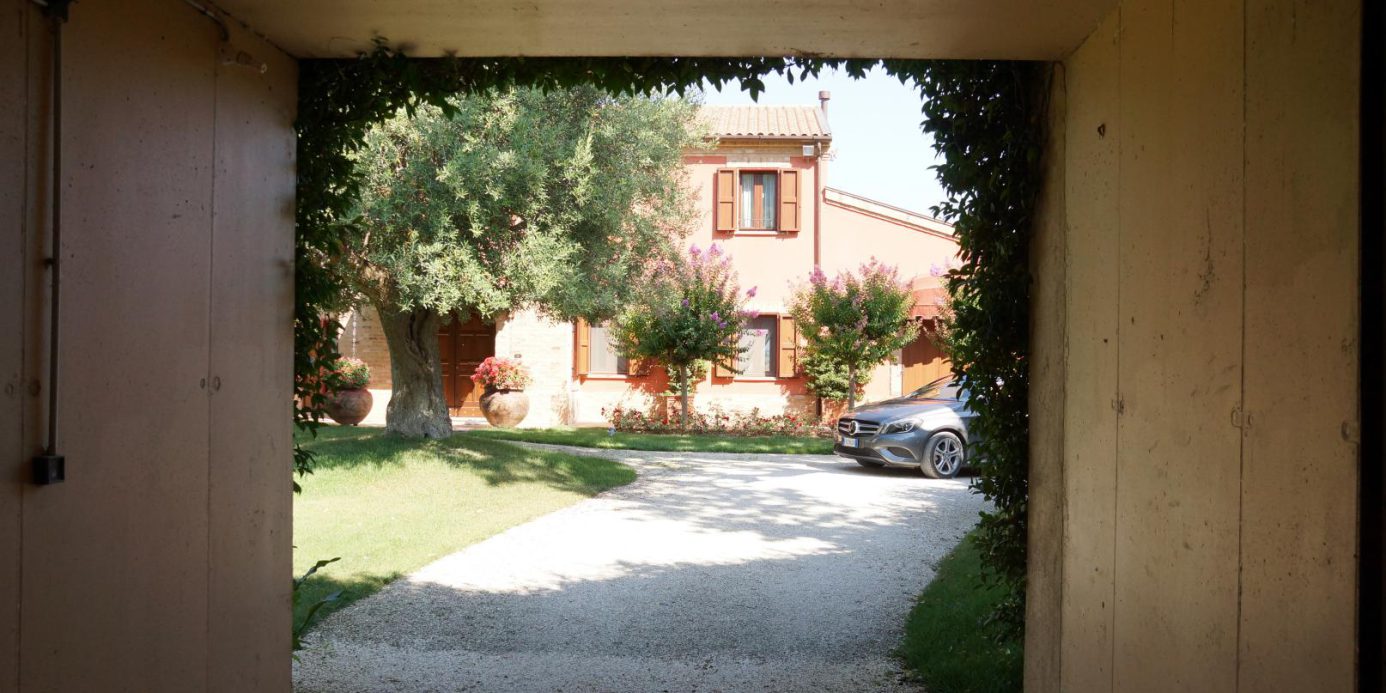 Prestigious villa in a splendid hilly position in Potenza Picena with sea view, olive grove, swimming pool and dependence.