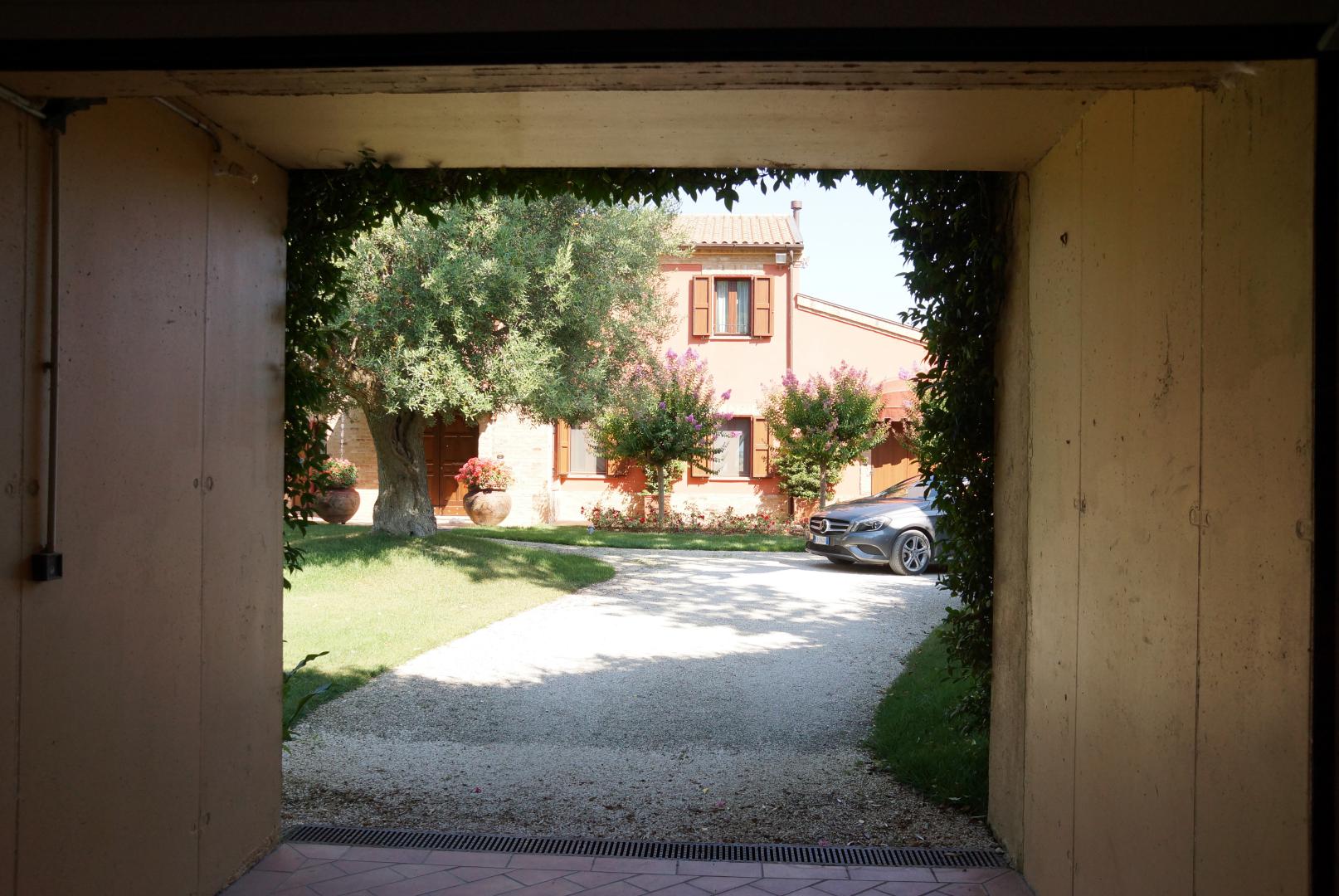 Prestigious villa in a splendid hilly position in Potenza Picena with sea view, olive grove, swimming pool and dependence.