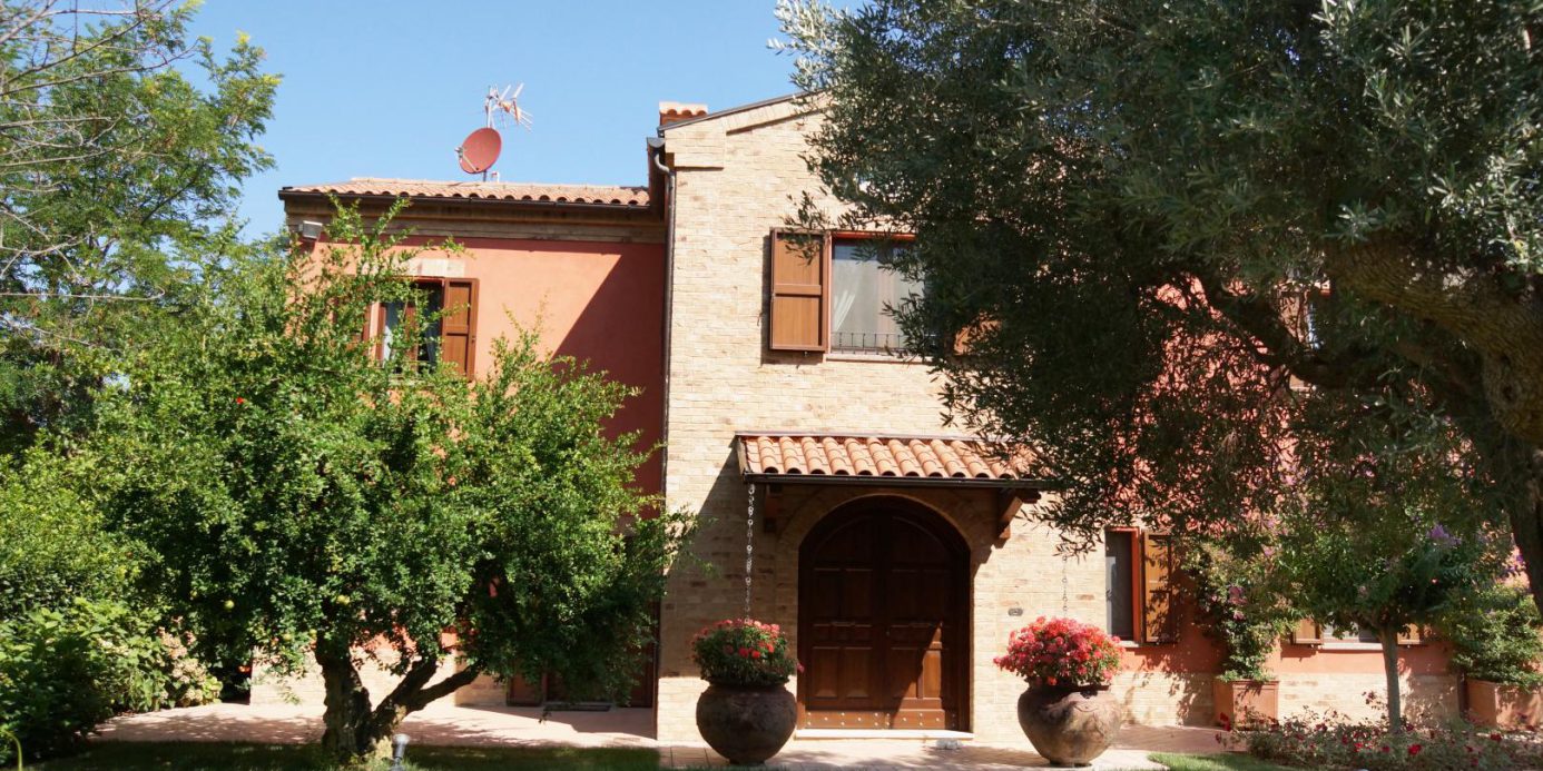 Prestigious villa in a splendid hilly position in Potenza Picena with sea view, olive grove, swimming pool and dependence.
