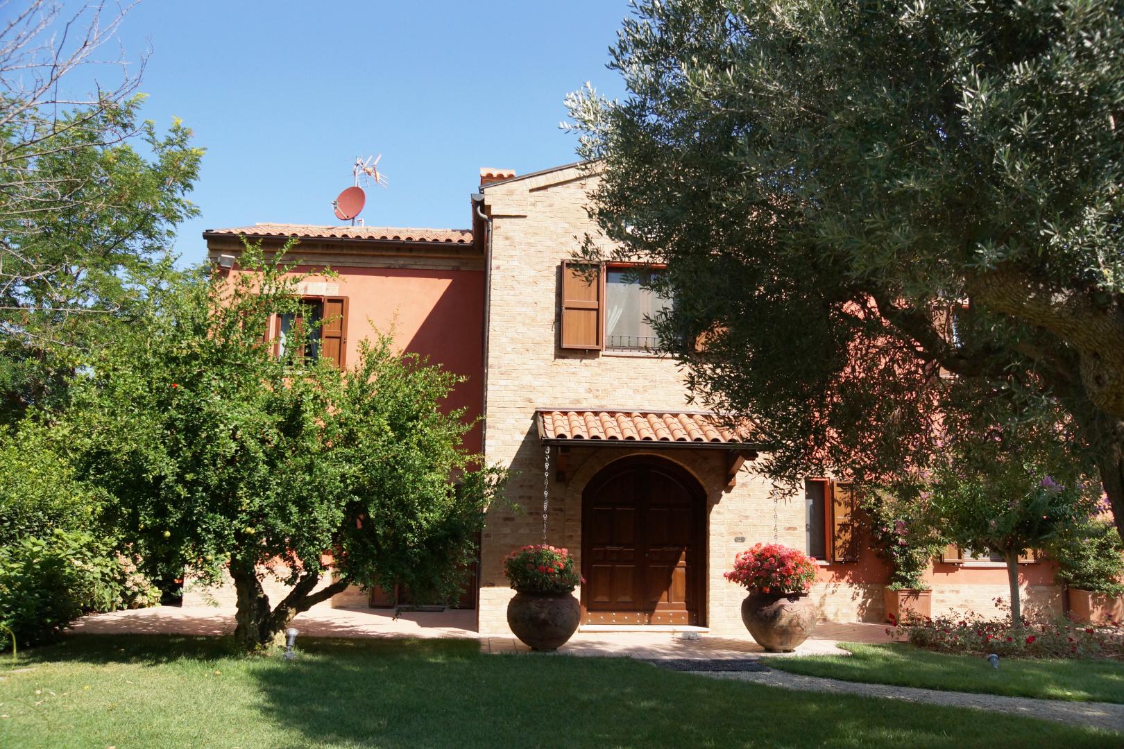 Prestigious villa in a splendid hilly position in Potenza Picena with sea view, olive grove, swimming pool and dependence.