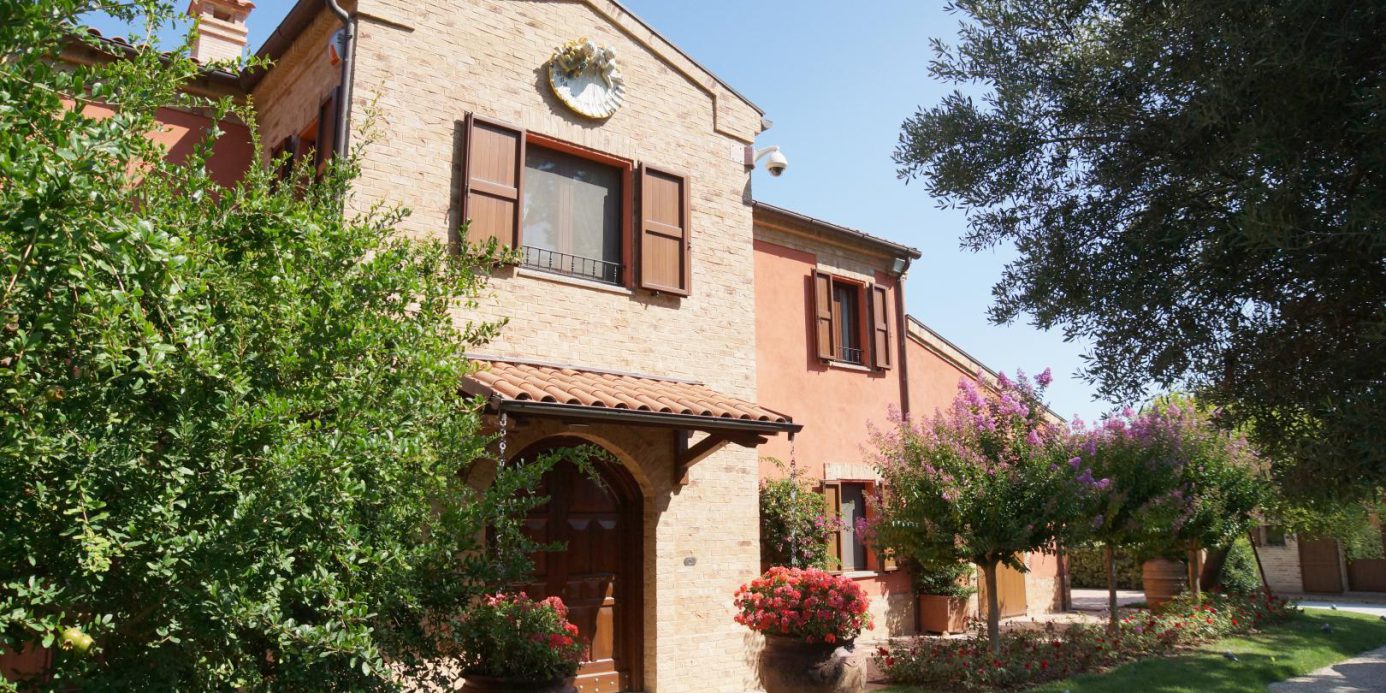 Prestigious villa in a splendid hilly position in Potenza Picena with sea view, olive grove, swimming pool and dependence.