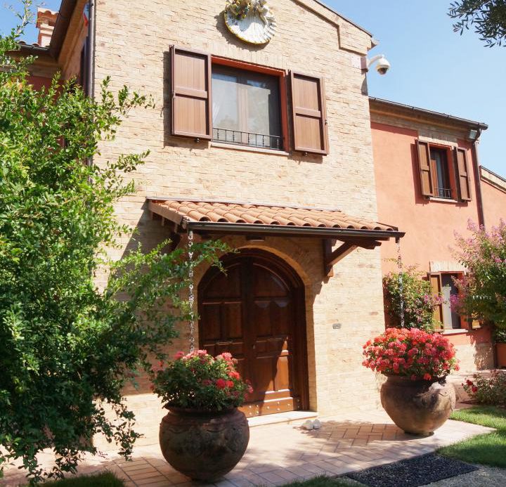 Prestigious villa in a splendid hilly position in Potenza Picena with sea view, olive grove, swimming pool and dependence.