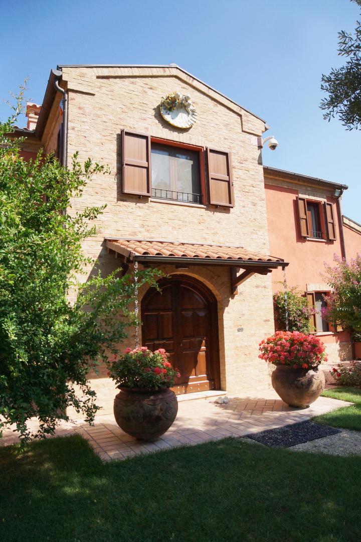 Prestigious villa in a splendid hilly position in Potenza Picena with sea view, olive grove, swimming pool and dependence.