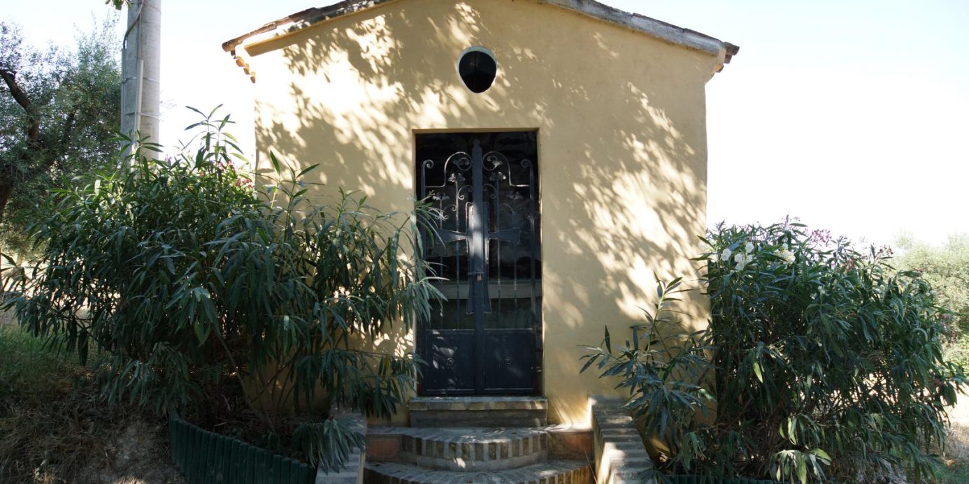 Prestigious villa in a splendid hilly position in Potenza Picena with sea view, olive grove, swimming pool and dependence.